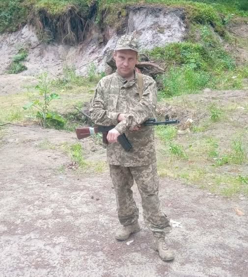 Знову безжальна війна забрала життя Героя — уродженця села Халявин Ревуцького Анатолія Петровича.

Про це повідомляє Новобілоуська громада.

Ревуцький Анатолій Петрович народився 4 лютого 1977 року в селі Халявин Чернігівського району. По закінченню школи навчався у
