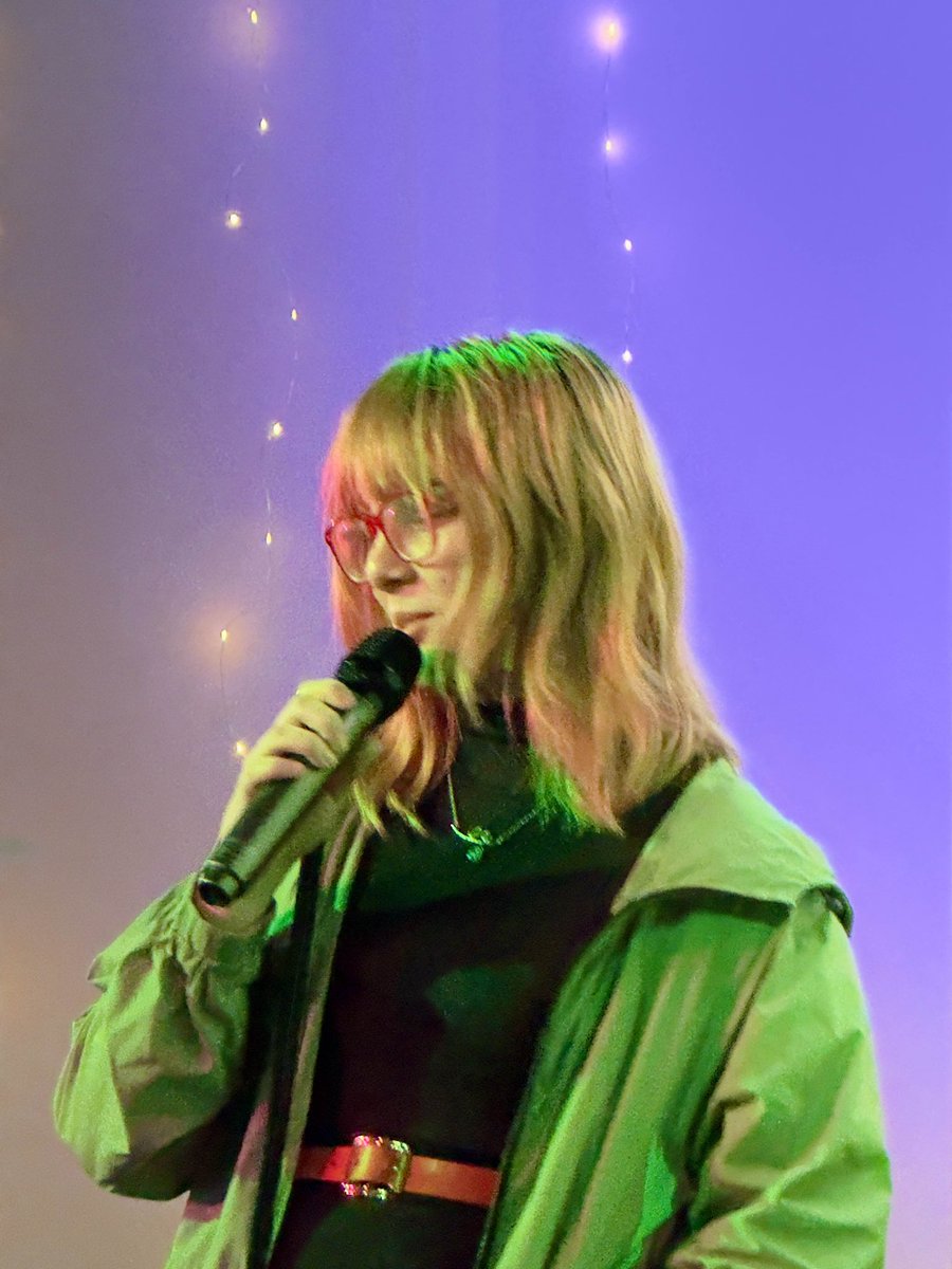 Aspen goes birding⛸️ tweet media