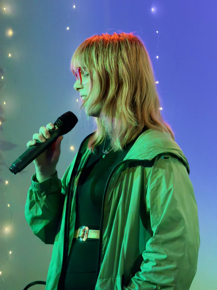 Aspen goes birding⛸️ tweet media