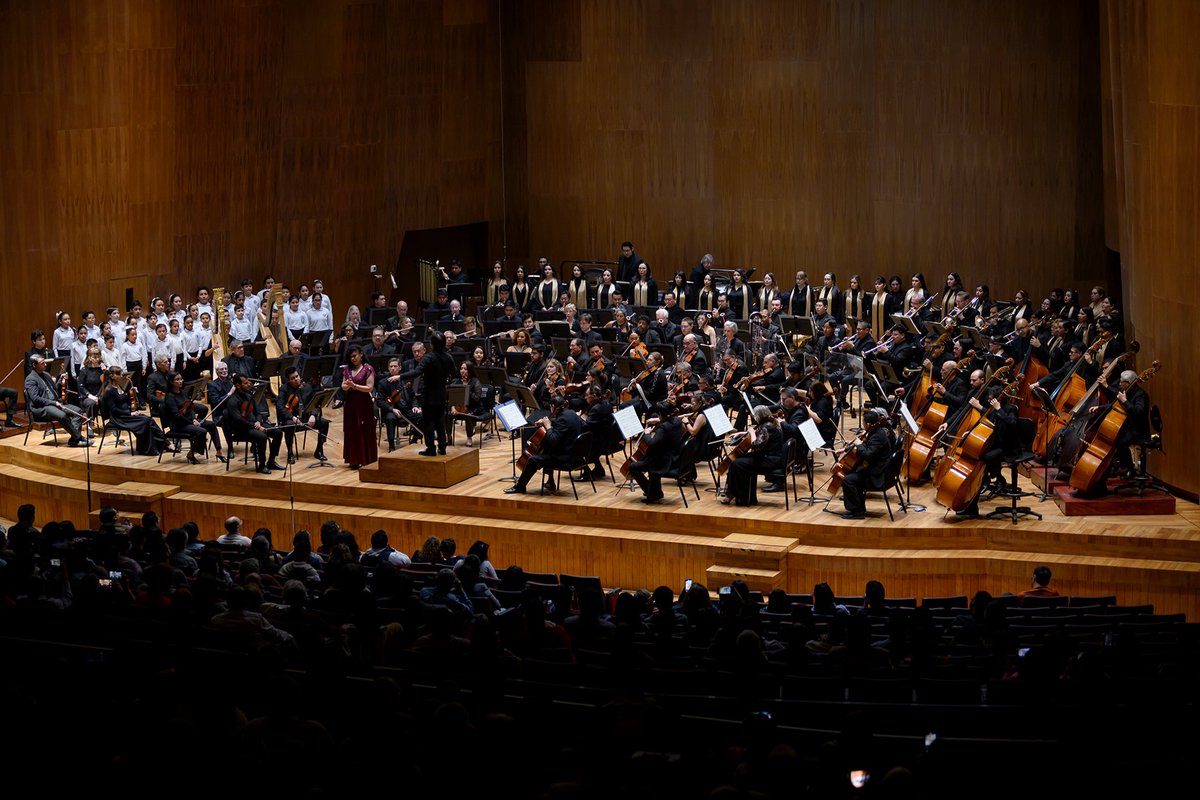 Da_Estrada_'s tweet photo. Hoy ofrecimos el segundo de nuestros tres conciertos de la Tercera Sinfonía de Mahler. 🌿✨

Una obra monumental que, por sí misma, traza un poderoso retrato de la creación.

Si se lo perdieron, el próximo sábado estaremos en @PalacioOficial en punto de las 6 pm. https://t.co/Ao8QGhU3WG