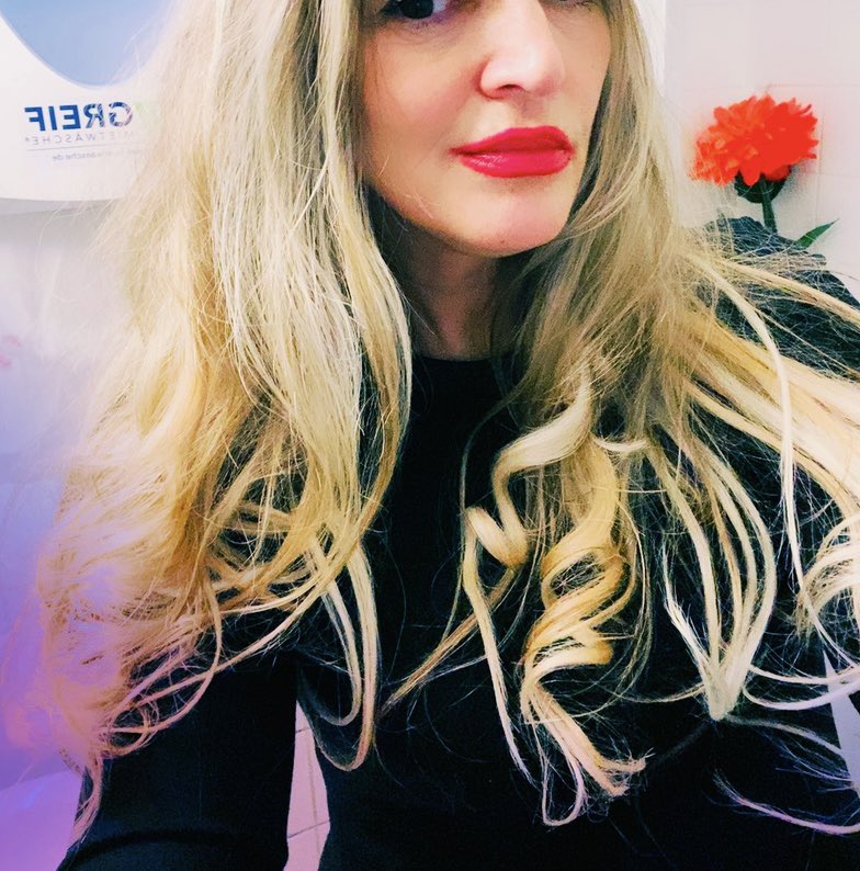 Hinknien und Hände auf den Rücken… mein Sklave, mein Spielzeug.