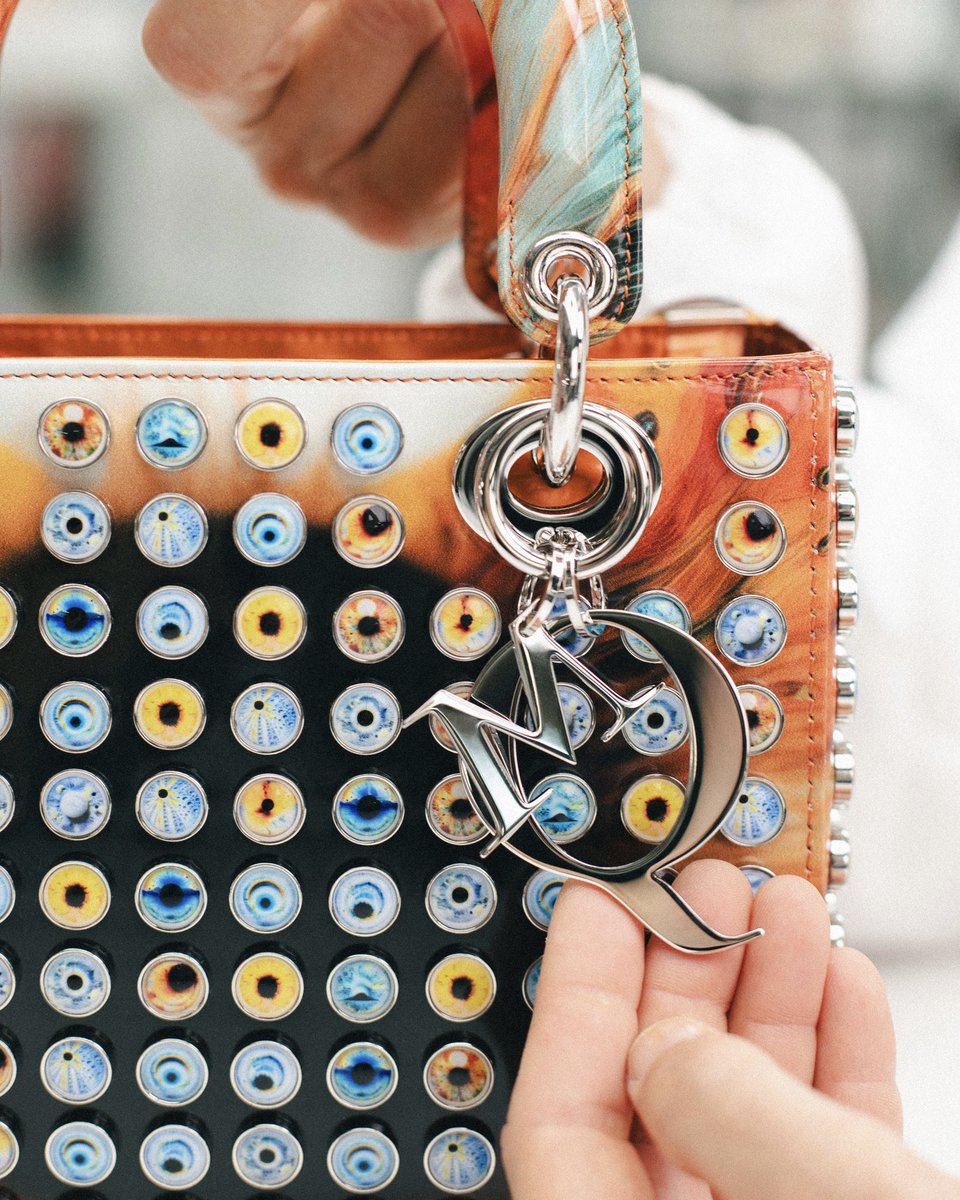 Dior's tweet photo. Marc Quinn’s vision is handcrafted with savoir-faire in the Dior Atelier

Find out more about the initiative https://t.co/CFKarnxLXz

#DiorLadyArt https://t.co/bmA2ORMFff