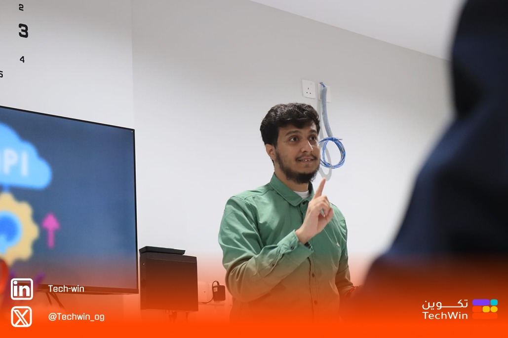 TechWin_og's tweet image. &quot;ما أفسد كثيرهُ فقليلهُ حرام&quot;
عبارةٌ كانت مدخلاً لعالمٍ عميق
خُضنا غماره مع المهندس عبد العزيز باحميد
حيث أقام لنا ورشة عمل بعنوان &quot;Software Optimization&quot; 
تطرق فيها عن الأداء في الأنظمة البرمجية الحديثة، وبيّن لنا كيف أن الأمور البسيطة الخاطئة قد تُحدث فارقاً على المدى البعيد 📈