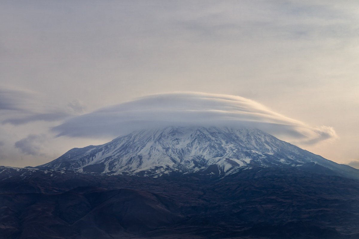 #AğrıDağı'nda "şapka bulutu": Fotoğraf sanatçısı Mehmet Kılıçoğlu tarafından görüntülenen mercek (lentiküler) bulutu, Ağrı Dağı’nın zirvesini sararak eşsiz bir görsel şölen oluşturdu.