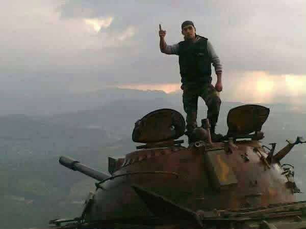 Latakia_Archive's tweet photo. الشهيد بإذن الله إبراهيم بارود (أبو النور)، الذي ��فض الخنوع للنظام منذ بداية الثورة، وانشق مبكرًا لينضم لصفوف المجاهدين في ريف اللاذقية، حيث خاض معارك بطولية مع كتائب العز بن عبد السلام.  
نفتخر بشهيدنا فخر حي السكنتوري .
#شهيد_من_اللاذقية https://t.co/PVmLqKcvjM