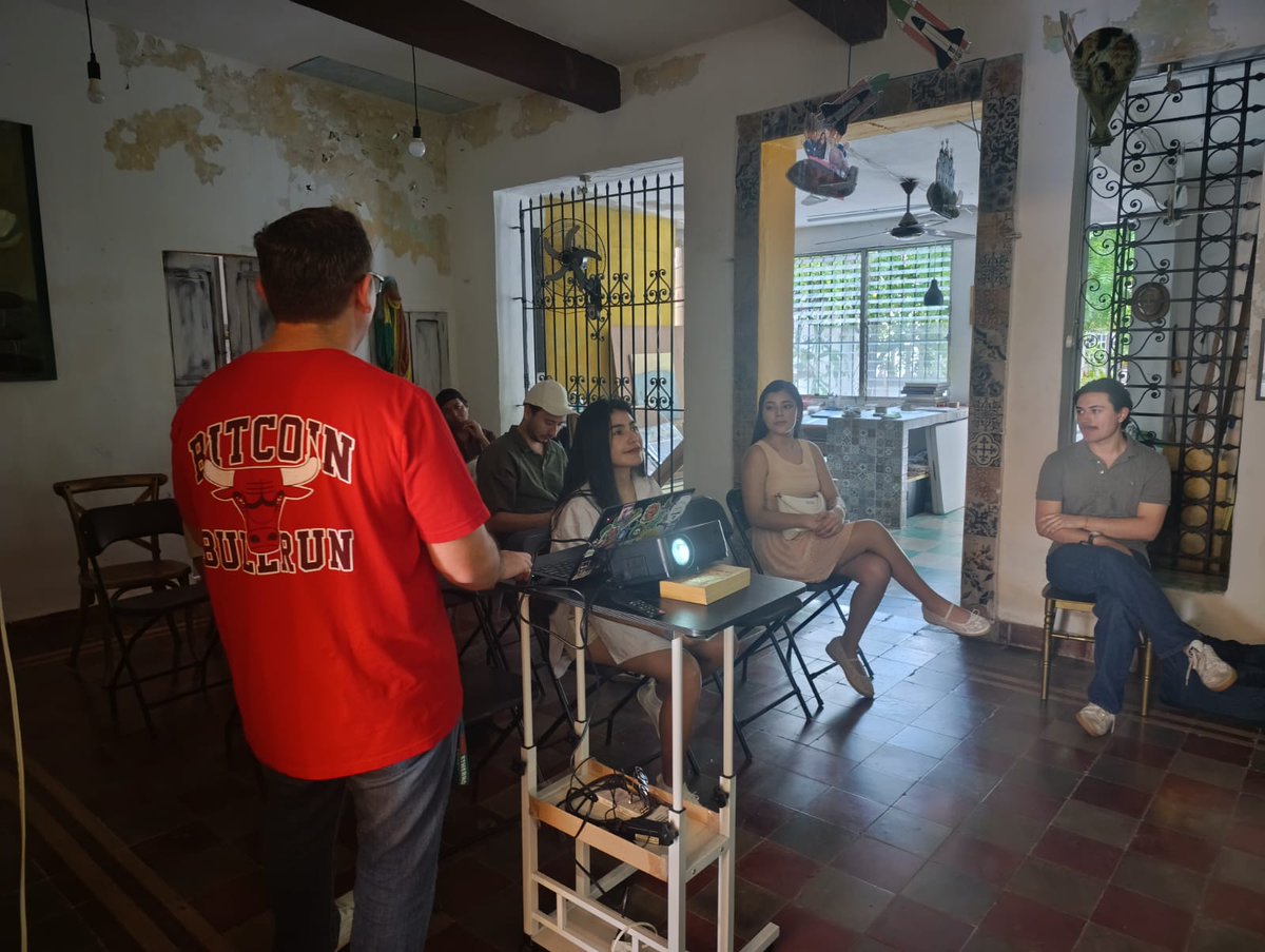 osukaNFTs's tweet image. Ayer en la charla: &quot;Crea un sistema de fidelización de clientes con IA y Blockchain&quot; en la Mérida Tech Week, gracias a todos los que fueron!! a la galería Sea+ por el lugar y a Cinecon por el documental que presentamos.
#Blockchain #NFTs #TechWeek