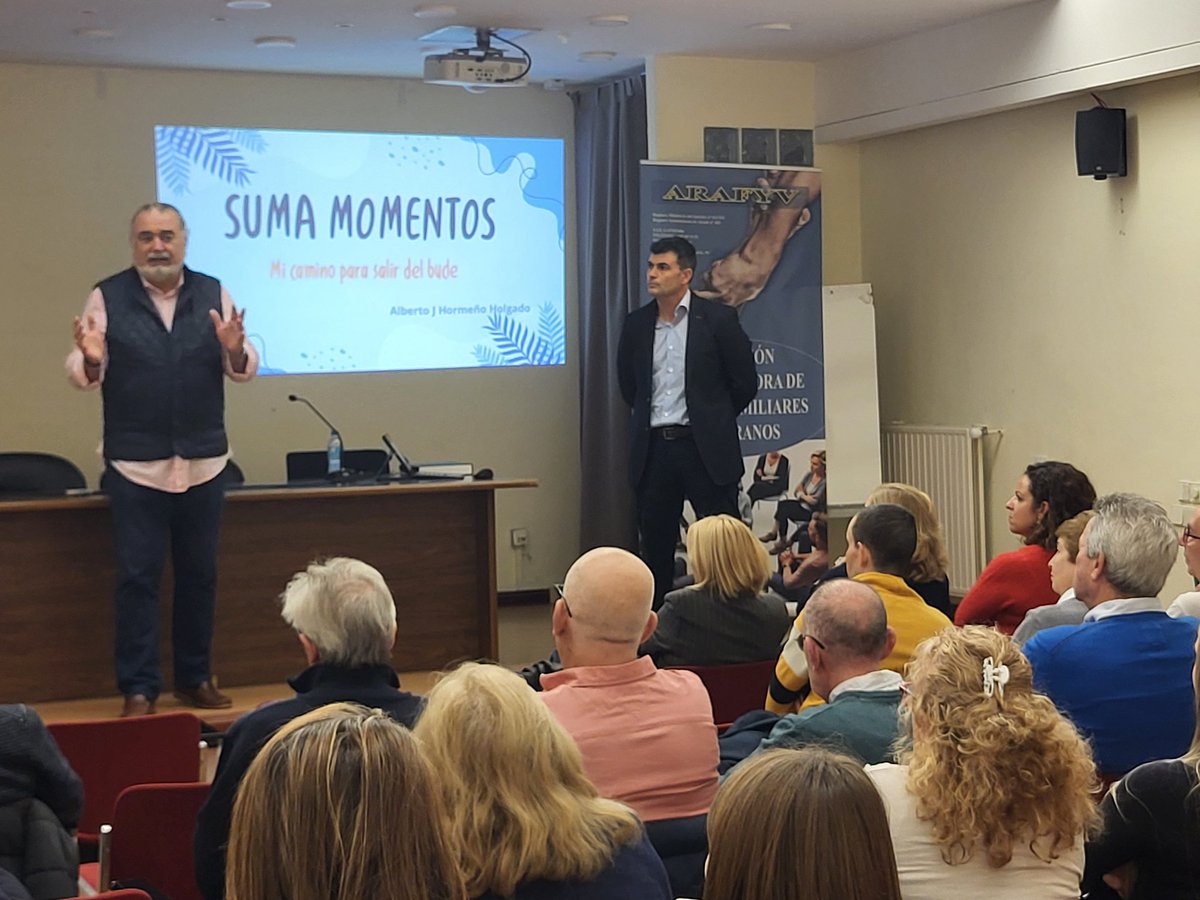 PSOEAlcaladeH's tweet photo. ❤️ SALUD | Hoy la Asociación @Arafyvredes ha organizado una charla con motivo del día mundial  sin alcohol, impartida por Alberto Hormigón, DUE de las fuerzas armadas.

Nuestra compañera @diana_diaz_pozo les ha acompañado. 👏🏻👏🏻👏🏻 https://t.co/1KorGqLZdE