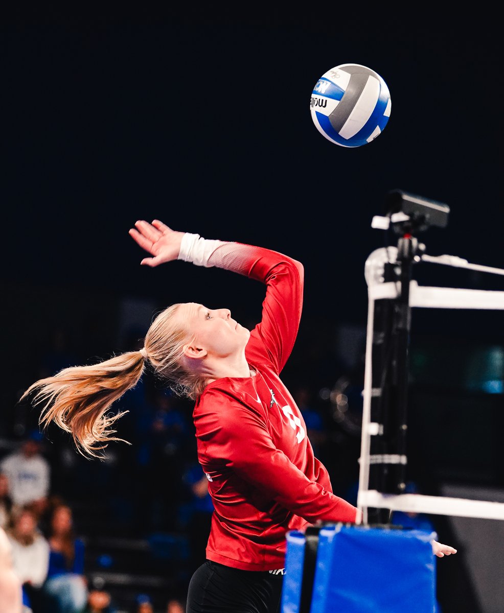 RazorbackVB's tweet image. S3 | Wildcats go up 9-4 and we&apos;ll take a timeout.