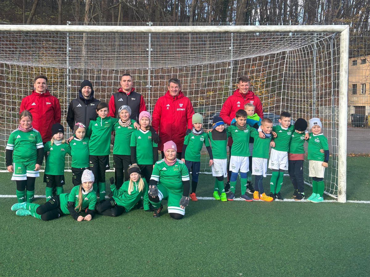 m_stefanowski's tweet image. 𝗦𝗼𝗯𝗼𝘁𝗻𝗶 𝘀𝗽𝗮𝗿𝗶𝗻𝗴 𝗟𝗲𝗰𝗵𝗶𝗮 𝗦𝗰𝗵𝗼𝗼𝗹𝘀 obserwowali Boss 𝗝𝗼𝗵𝗻 𝗖𝗮𝗿𝘃𝗲𝗿 i 𝘁𝗿𝗲𝗻𝗲𝗿 @radek_bella , który dodatkowo kibicował synowi — 𝗦𝘁𝗮𝘀𝗶𝗼𝘄𝗶. Piękna sprawa! 😍🇳🇬 DW @KarolinKawula