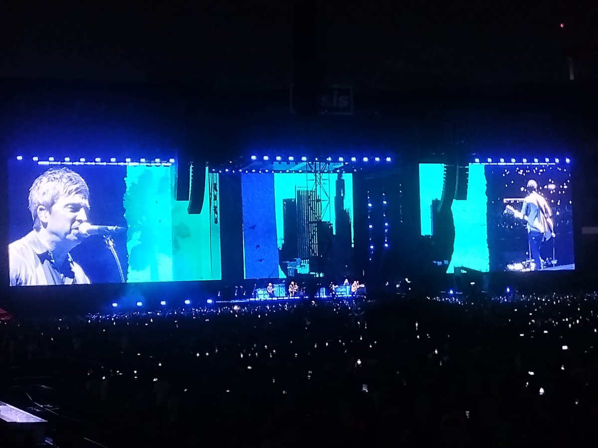 No puedo creer que vi a Oasis, todavia sigo sin caer y pienso que es algo lejano verlos, pero lo viví anoche, y fue la mejor noche, que pedazo de show se mandaron. Gracias por todo ❤️‍🩹🫂