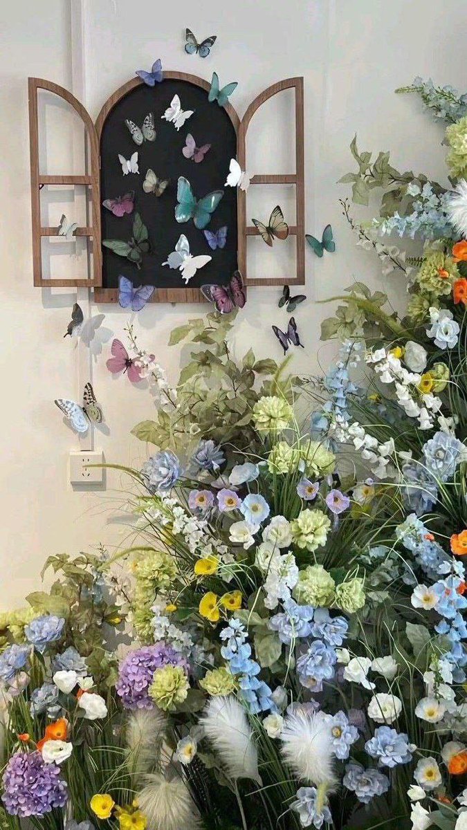 _

يُقَالُ عَني نرجِسيةٌ، أوليسَ النَرجُس وَرداً ؟ .