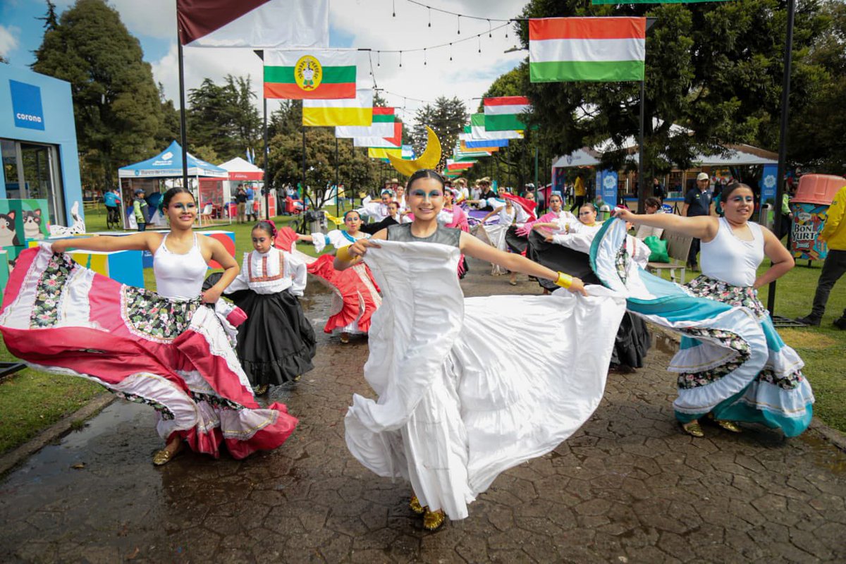 IDECUTCundi's tweet photo. 🧵 1/2 En la zona de los 116 municipios de Cundinamarca, la comparsa de Chía recibe a los visitantes del #CundinamarcaFest. Con danza, música y mucha alegría, se da la bienvenida a quienes buscan conocer lo mejor  de este hermoso departamento. https://t.co/WAE6C1FbRw
