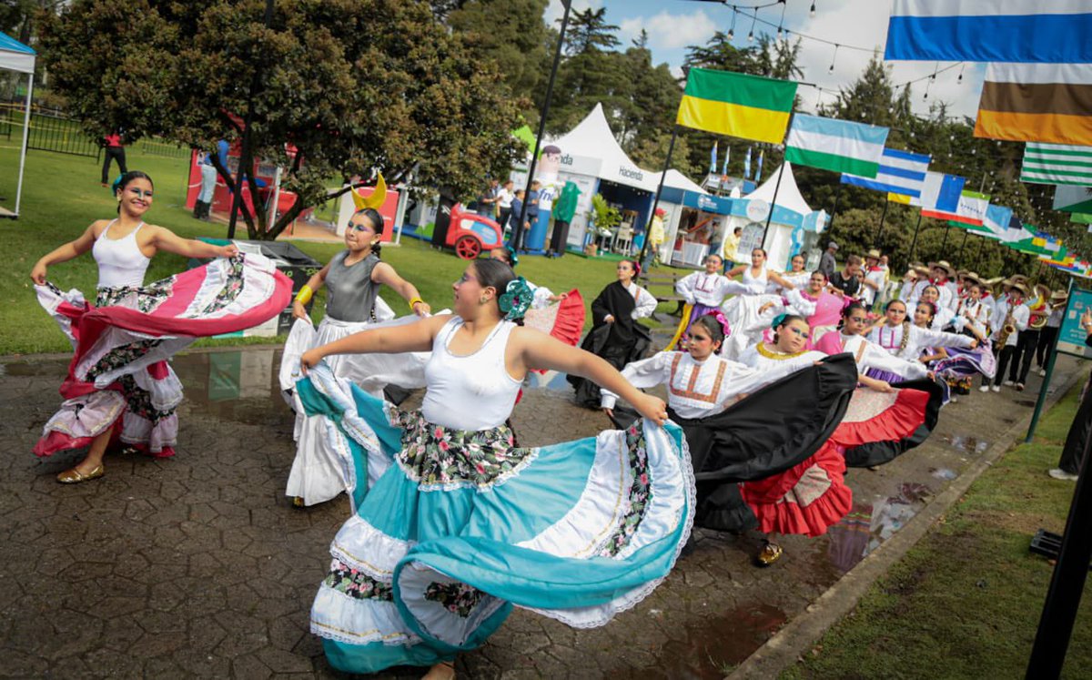 IDECUTCundi's tweet photo. 🎶✨ Cerca de 40 artistas recorren la zona, con tambores, danza y la energía que caracteriza a la gente cundinamarquesa. ¡Qué viva Cundinamarca! ¡Qué viva #CundinamarcaFest! https://t.co/IjlX4bWwuc