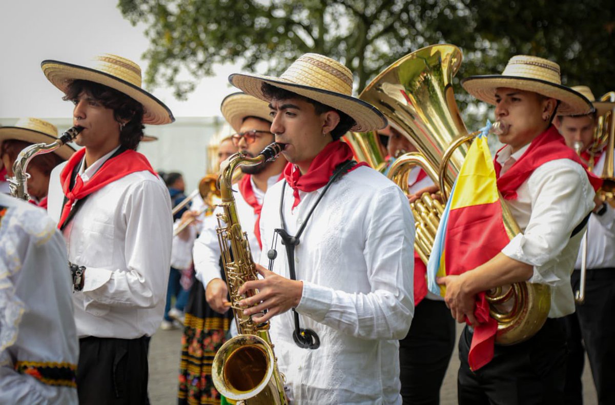 IDECUTCundi's tweet photo. 🎶✨ Cerca de 40 artistas recorren la zona, con tambores, danza y la energía que caracteriza a la gente cundinamarquesa. ¡Qué viva Cundinamarca! ¡Qué viva #CundinamarcaFest! https://t.co/IjlX4bWwuc