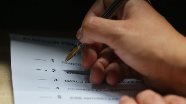Cooperativa's tweet photo. #CooperativaElecciones Jeannette Jara ganó en España con un 48,5%: Le siguieron Evelyn Matthei (21,3%) y José Antonio Kast (15,6%) https://t.co/M2J4LiOm8R https://t.co/6yUWNU4pGr