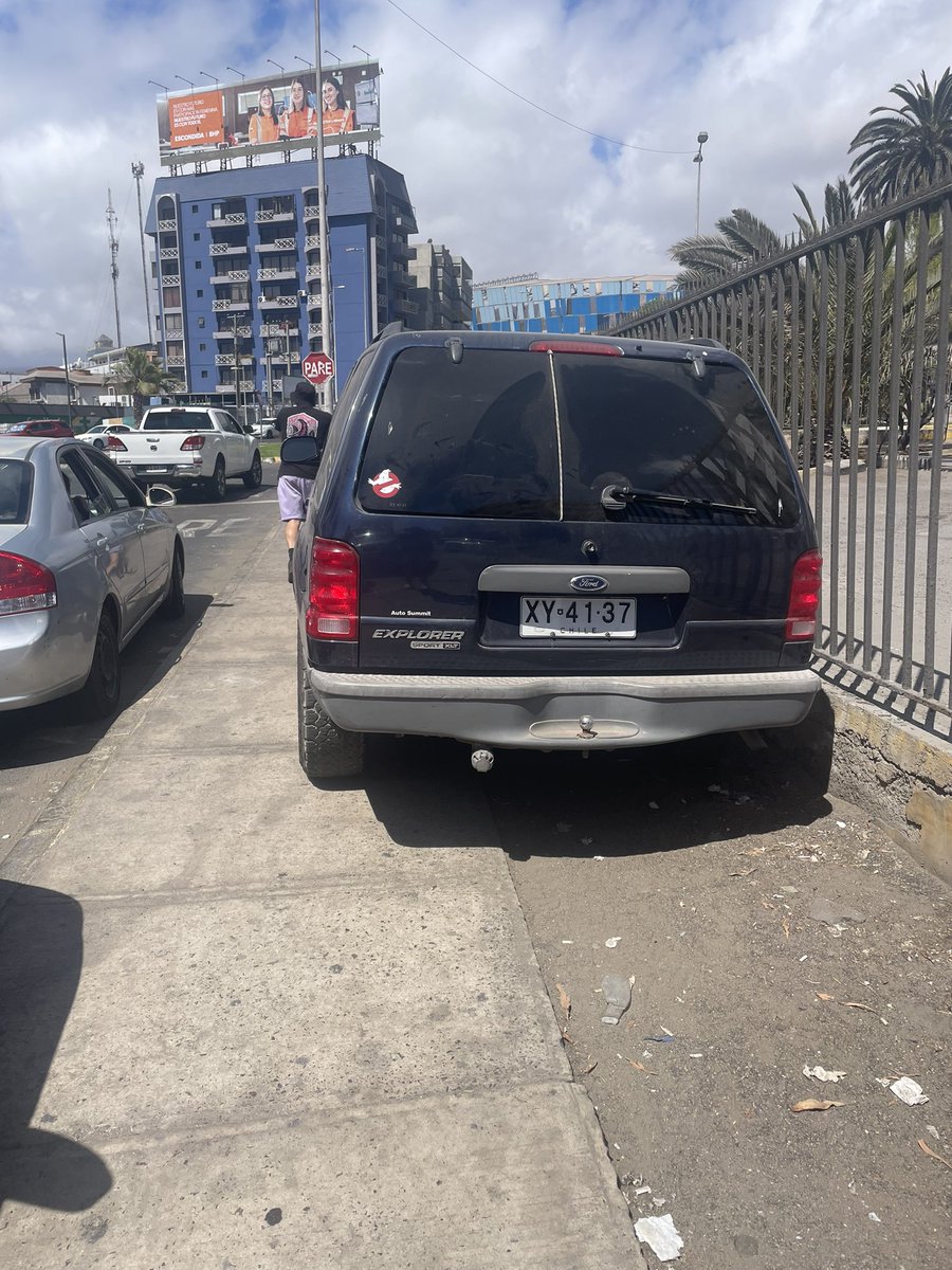 Acá estos mandriles se estacionan donde se les da la gana!!! Voy con coche y no se puede pasar por donde me corresponde #antofagasta #mandrilesalvolante