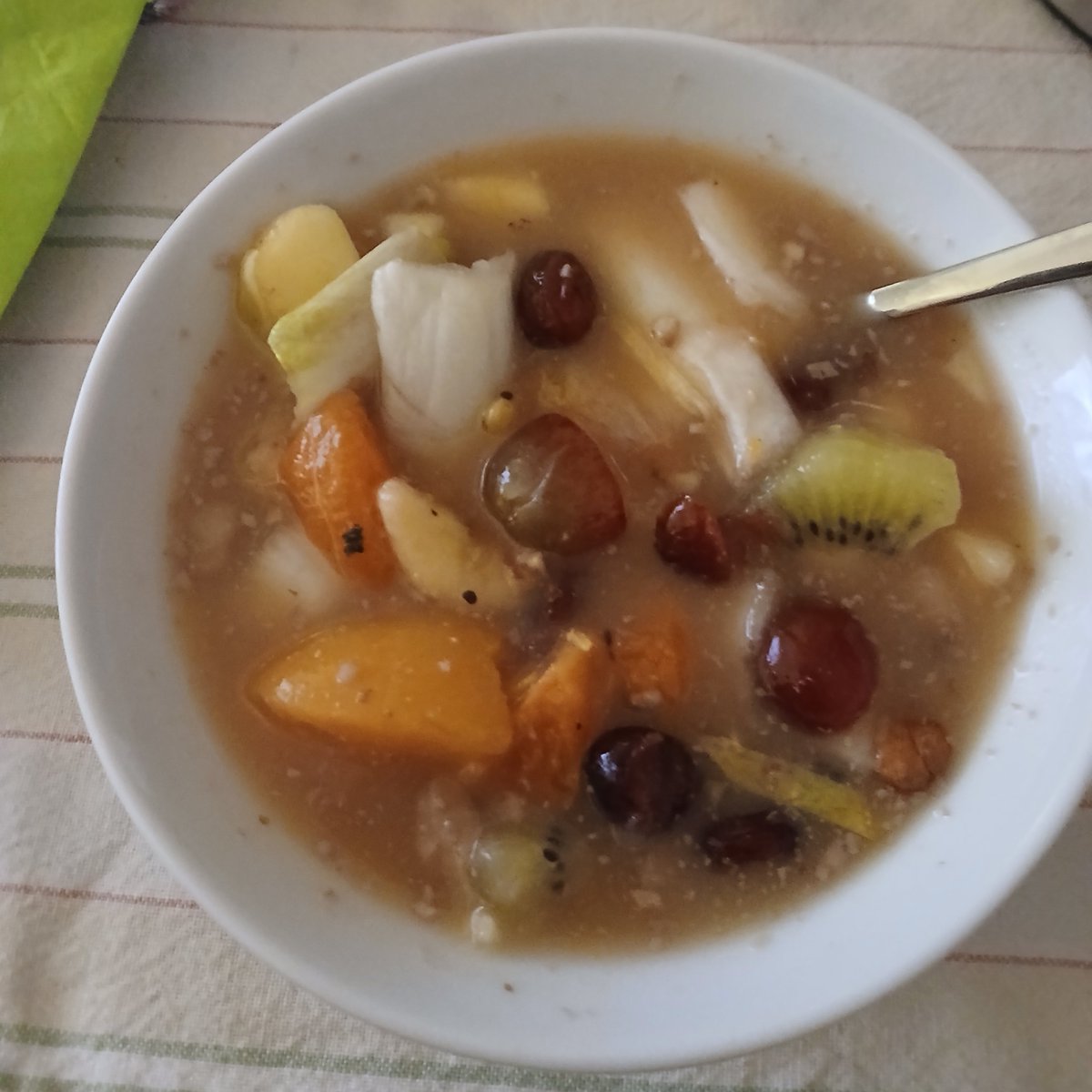 Zum Abschluss eines grauen, regnerischen Tages noch ein Obstsalat. Zum Gesundwerden. Es ist besser geworden, aber nicht vorbei und das Antibiotikum muss noch weiter genommen werden. Es war ein ruhiger Tag und das ist gut so. 
Passt gut auf euch auf und allen einen schönen Abend