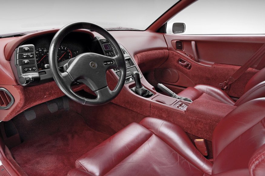 Chekomariscal's tweet photo. ¿Te acuerdas del Nissan 300ZX Twin Turbo?

En los 90’s era el deportivo que imponía respeto en México.
Tenía líneas futuristas, faros rasgados y un V6 Twin Turbo de más de 280 hp, cuando un coche “rápido” tenía 110.

Era estatus.
El que te hacía voltear aunque estuvieras distraído.
El que confundían con Ferrari.
El que muy pocos podían pagar, pero TODOS soñaban.

Si lo viste pasar, se te quedó grabado.
Si te subiste a uno, lo recuerdas para siempre.