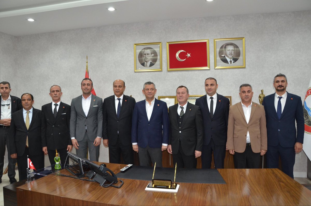 Cumhuriyet Halk Partisi Genel Başkanımız Sayın Özgür Özel, Nizip Belediyemize değerli bir ziyaret gerçekleştirdi.

Genel Başkanımızın yol gösteren yaklaşımıyla, Nizip’te daha güçlü, daha adil ve daha umut dolu bir yerel yönetim anlayışını büyütmeye devam edeceğiz. 🇹🇷