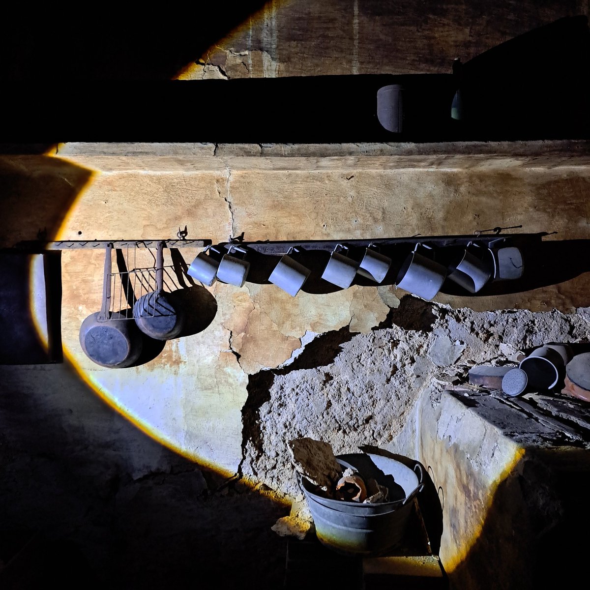 Ben aprop de Barcelona encara hi podem trobar masies que esperen una nova vida en silenci. I aquí amb sorpresa final: un foc de rotlle o central intacte.