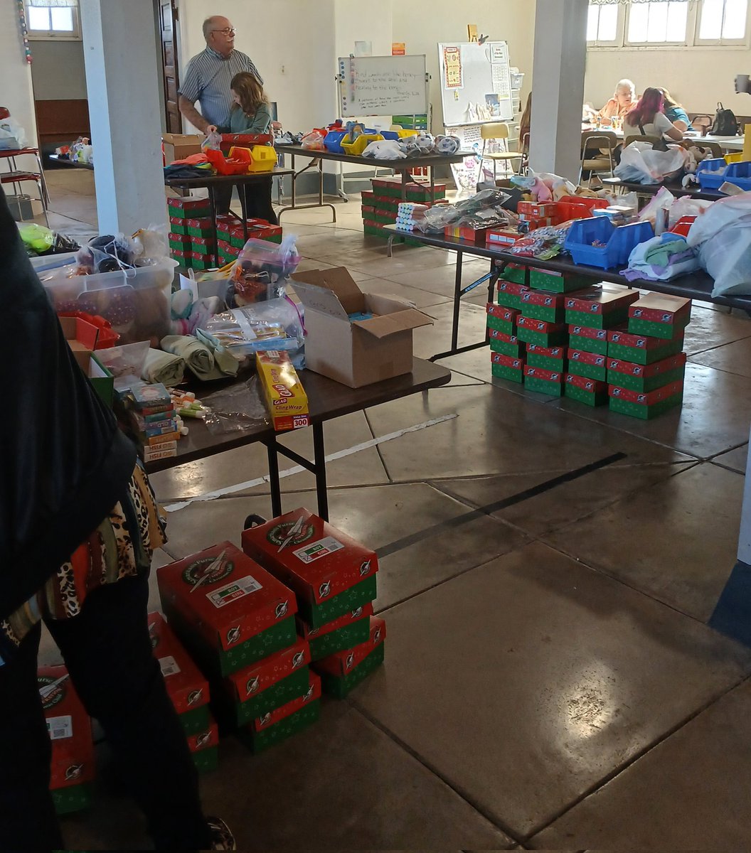 okbreakers's tweet image. Our little church filled over 100 Samaritan Purse Christmas Shoeboxes today. They will not only be a blessing to the children, but it was a blessing for us to have this opportunity to serve.