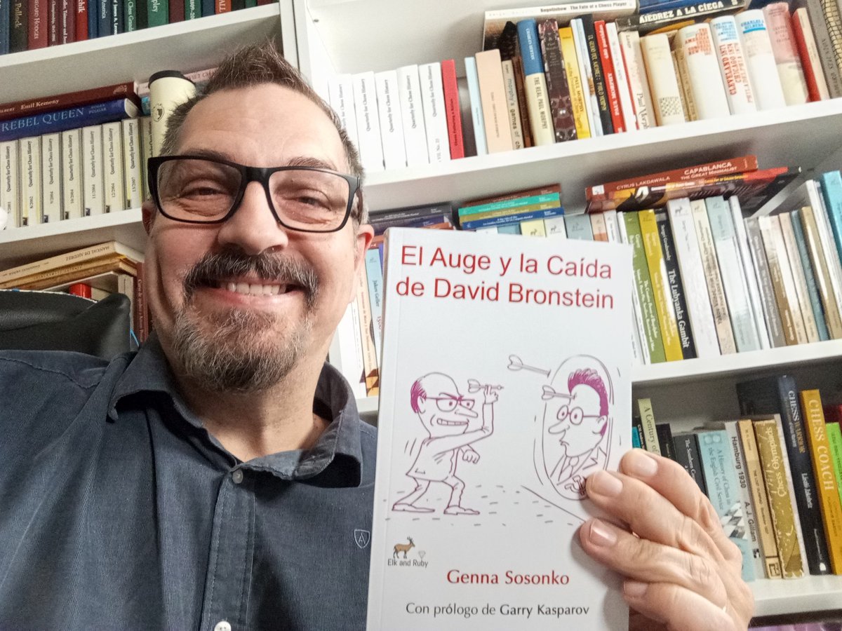 capakhine's tweet image. Imprescindible para todo amante de la historia del ajedrez o de la figura de David Bronstein. Sosonko habla de la genialidad de esta leyenda de nuestro juego, pero no se corta a la hora de criticar sus defectos. De hecho, nunca había leído a un Sosonko tan duro.

En el dibujo de…
