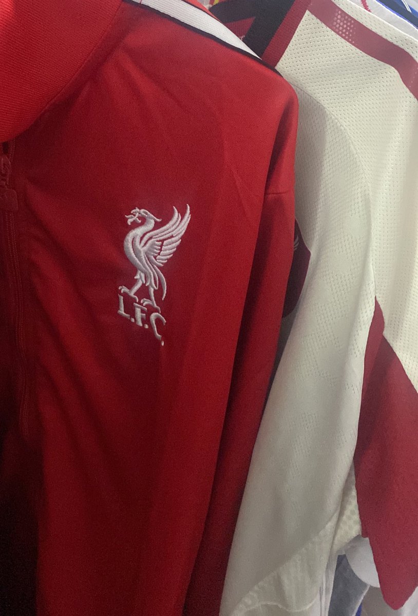 ( ماعرف أصور )

اغلب تيشيرتاتي منهم والان صارت هوديات ، جودة تاريخيه وتعامل خيالي 

خامة الطقم مب طبيعيه وشاري منهم فوق 4 تيشيرتات وجاكيت ومب الاخيره ان شاء الله 

بكل إختصار الكون اعظم متجر بالساحة