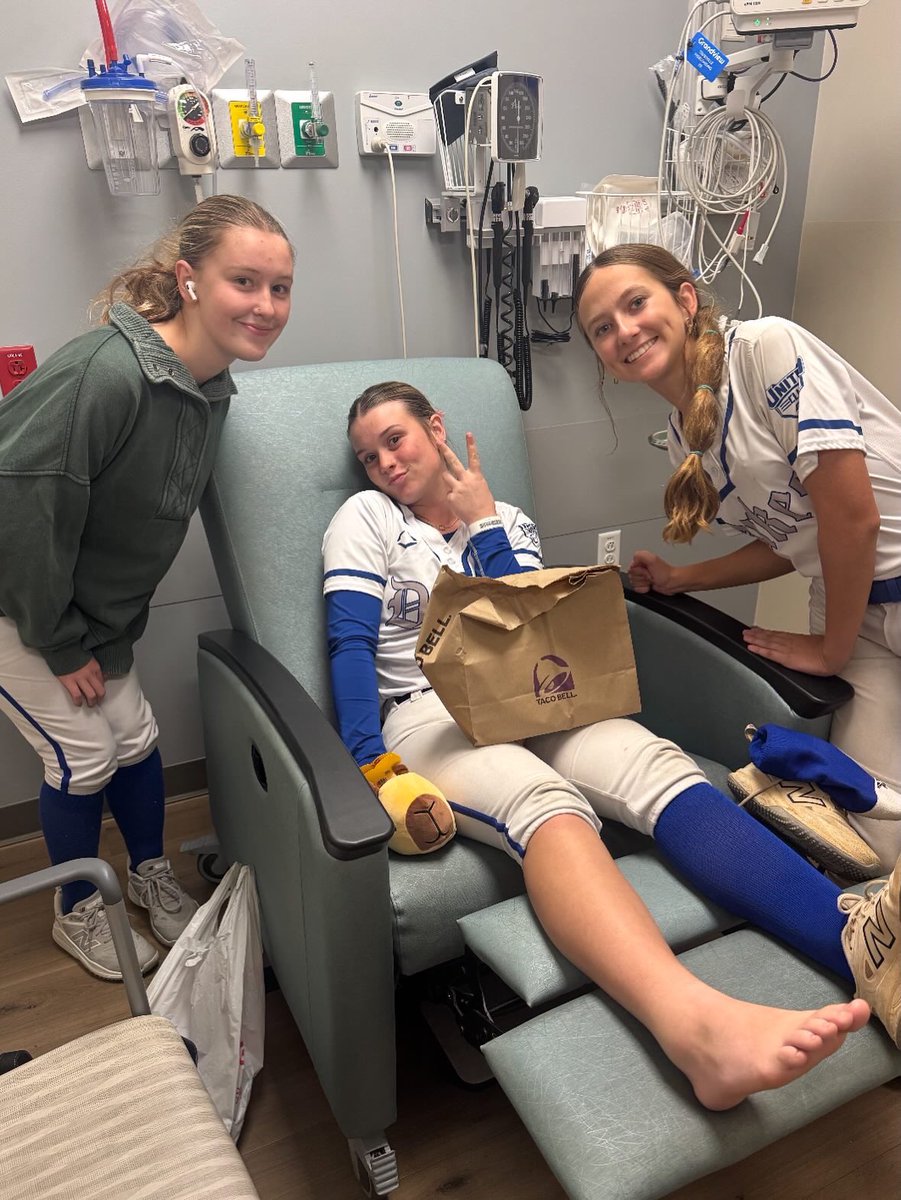 peyton_daniel28's tweet photo. This weekend didn’t end how I wanted it to, wound up with a sprained ankle and crutches. Though last night was rough, I’ve realized how grateful I am to have such a good group of girls behind me. Thank you to everyone who helped! @chipolasoftball @XavierLouisiana @MGCCCSoftball https://t.co/uCehceXkQj