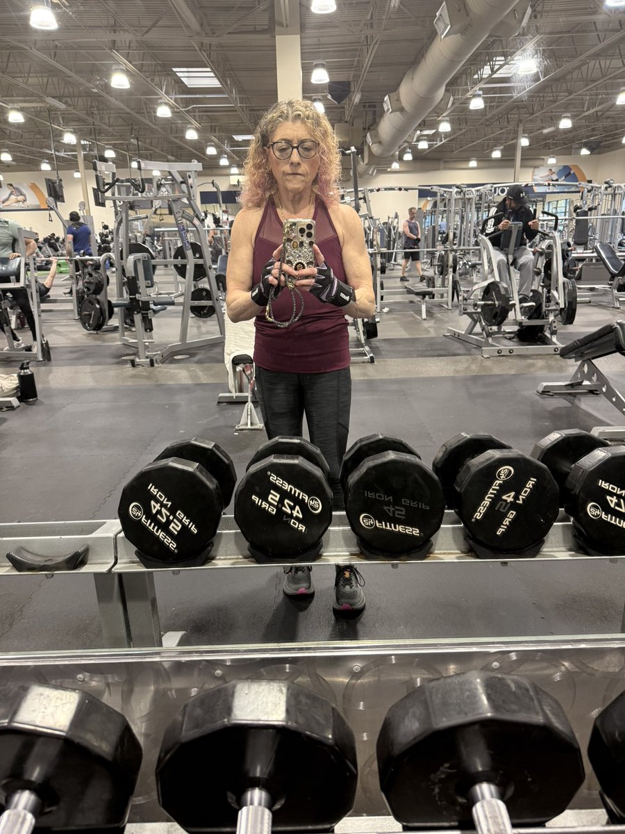 It’s shoulder day!!  Cardio after on my sore legs from yesterday too!! 🤣🤣🤣