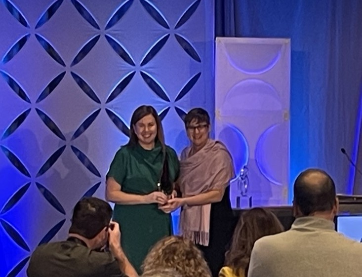 AASCU's tweet image. Congrats to @SUNYGeneseo alumna Clare Cusack of the @NYBankers on receiving the 2025 Distinguished Alumnus Award! 🎉
&quot;My work has been rooted in the belief that we have a responsibility to lift people up and open doors, not close them.&quot;
Read more: tinyurl.com/4pnphdum
#AASCU25