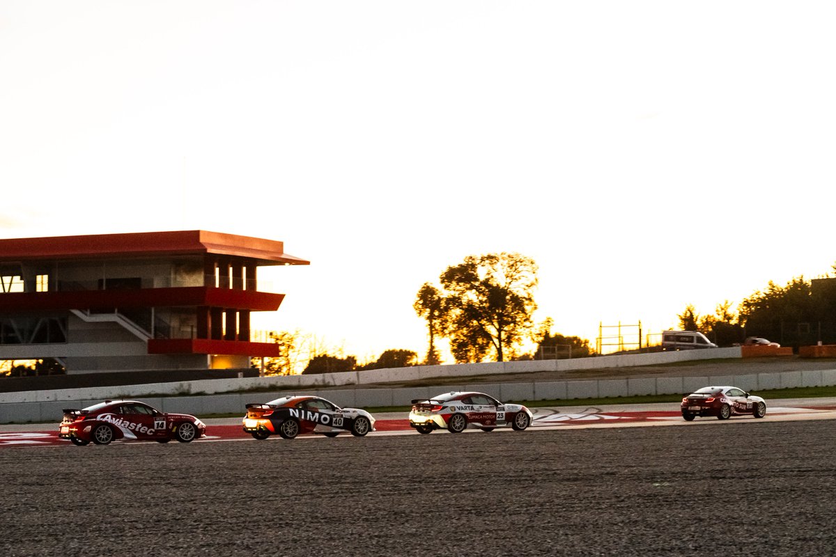 TGR_Spain's tweet image. Golden Hour y Carrera Nocturna ✅.  No podíamos tener un final más estético para esta temporada 2025 de la #GRCupSpain.

¡Vaya preciosidad, @Circuitcat_es! 🎆

#ToyotaGAZOORacing #MSISpain