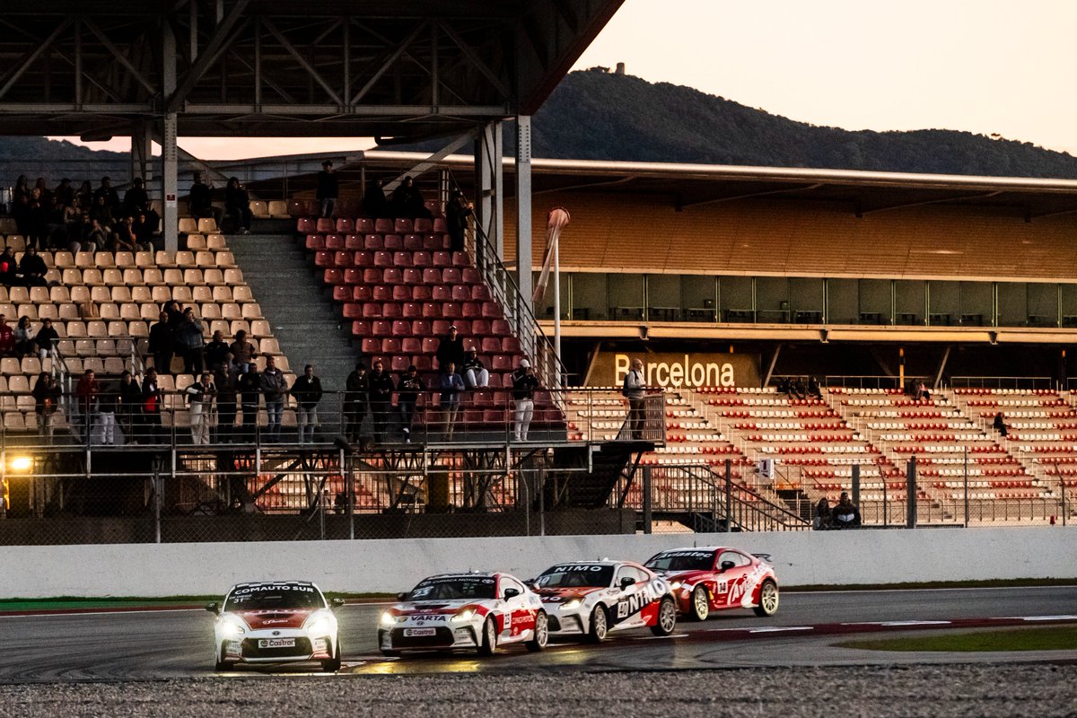 TGR_Spain's tweet image. Golden Hour y Carrera Nocturna ✅.  No podíamos tener un final más estético para esta temporada 2025 de la #GRCupSpain.

¡Vaya preciosidad, @Circuitcat_es! 🎆

#ToyotaGAZOORacing #MSISpain