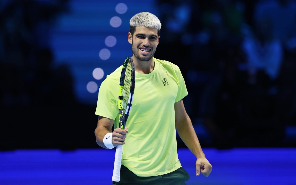En su casa, en su pista favorita. Alcaraz claramente tocado físicamente. 

Le levantan bola de set con un segundo a 180 km/h. Le recuperan el break con un doble toque surrealista. 

Hoy no ha sido posible, pero va a llegar. Orgulloso de él. A por la Davis y 2026.
