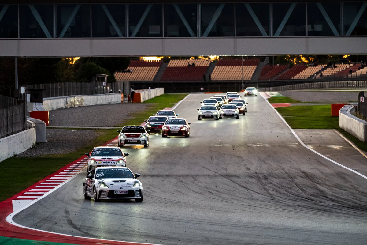 TGR_Spain's tweet image. Golden Hour y Carrera Nocturna ✅.  No podíamos tener un final más estético para esta temporada 2025 de la #GRCupSpain.

¡Vaya preciosidad, @Circuitcat_es! 🎆

#ToyotaGAZOORacing #MSISpain
