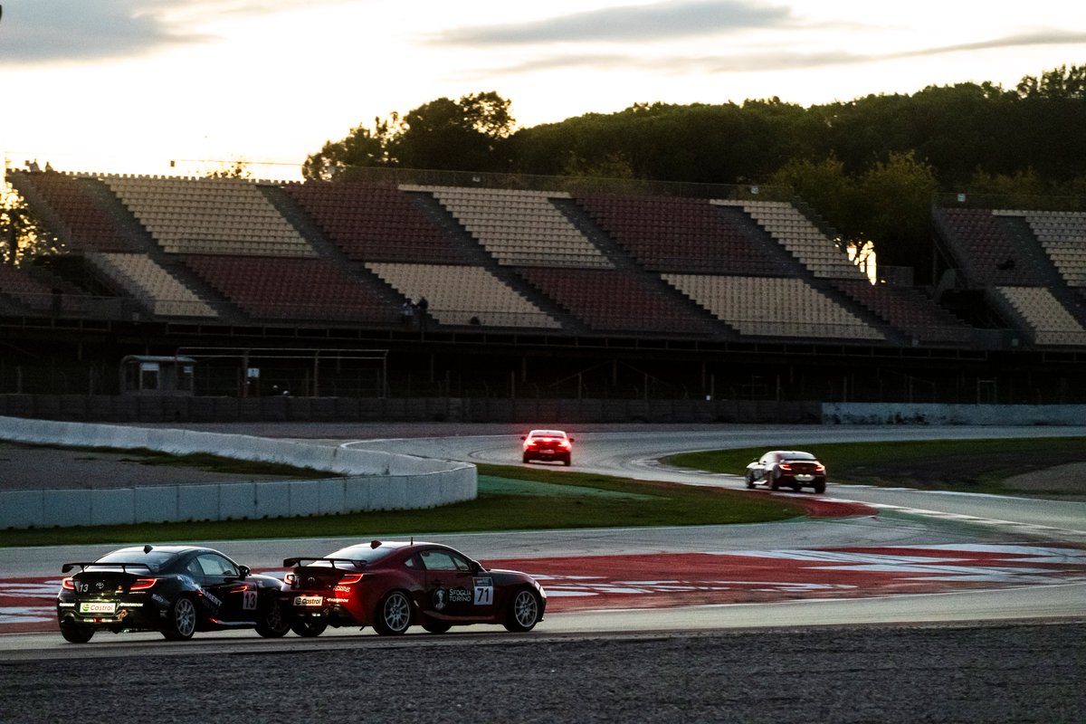 TGR_Spain's tweet image. Golden Hour y Carrera Nocturna ✅.  No podíamos tener un final más estético para esta temporada 2025 de la #GRCupSpain.

¡Vaya preciosidad, @Circuitcat_es! 🎆

#ToyotaGAZOORacing #MSISpain