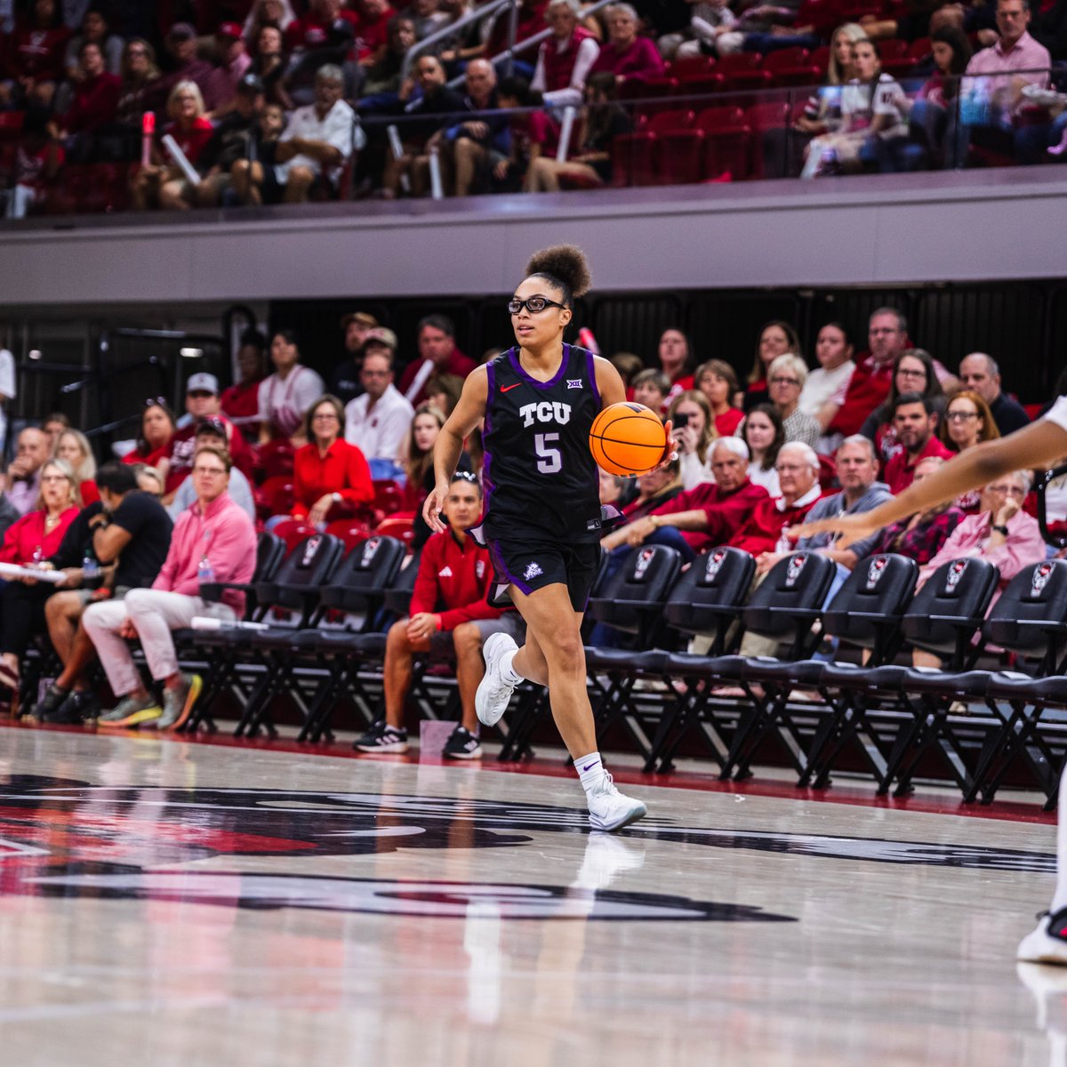 1,500 career points for <a href="/oliviamiles06/">Olivia Miles</a> 🫡

#GoFrogs