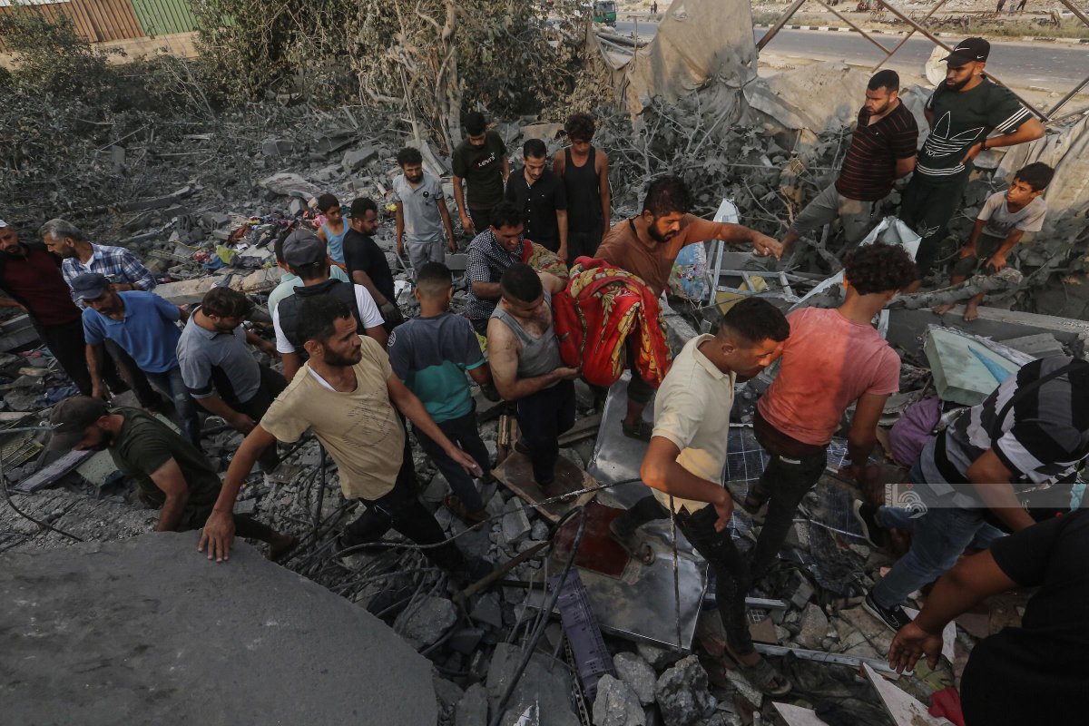 embpalestinauru's tweet image. En las últimas 72 horas, 17 cuerpos llegaron a hospitales de la Franja de #Gaza: dos nuevos asesinados, y 15 cuyos restos fueron recuperados, además de 3 heridos.

Desde el acuerdo de #AltoAlFuego, 266 #palestinos fueron asesinados, 635 heridos y 548 cadáveres fueron recuperados.