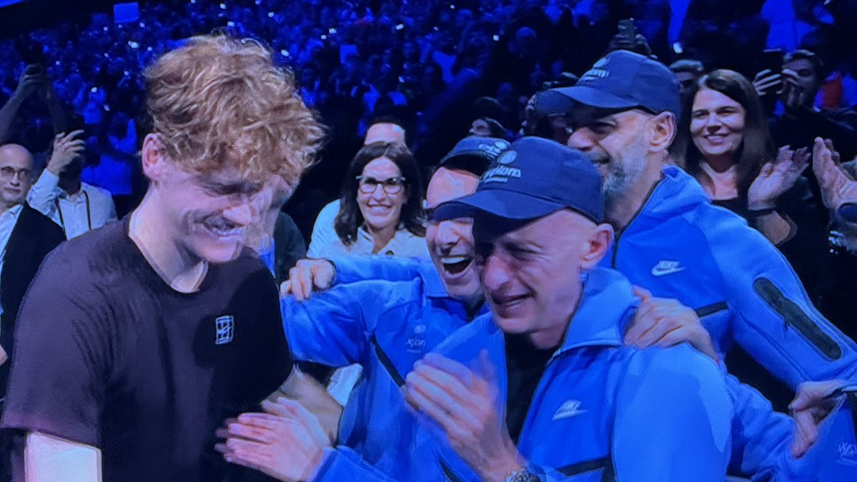 KatiKls's tweet photo. Noi tutti a festeggiare senza alcun decoro, siiiiiiiiiiiiiii ๐ฅน#sinner #teamsinner #nittoatpfinals2025 @janniksin https://t.co/T3KGS3FHU2