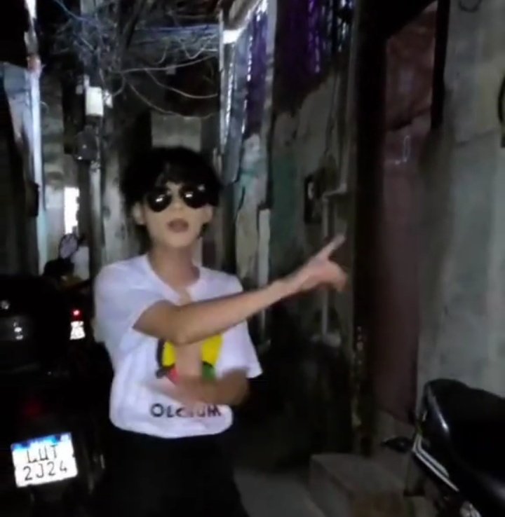 Um negócio que me encaralha nesse mlk, ele é claramente uma pessoa branca, pq se pintar mais ainda de branco? Tipo??? O filho do Fábio tem umas atitudes meias problemáticas ne.