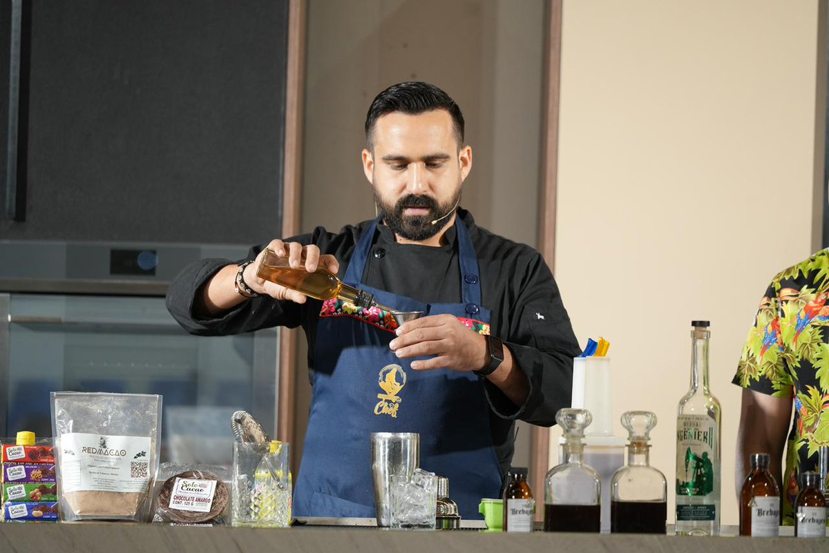 🍫🍹 ¡Mixología que enamora con cacao y chocolate!
El mixólogo René Caraza Mixologist llegó al 14° Festival del Chocolate Tabasco para impartir una deliciosa Masterclass de Mixología con sabor a cacao y chocolate, y el público quedó encantado.
#FestivalDelChocolateTabasco