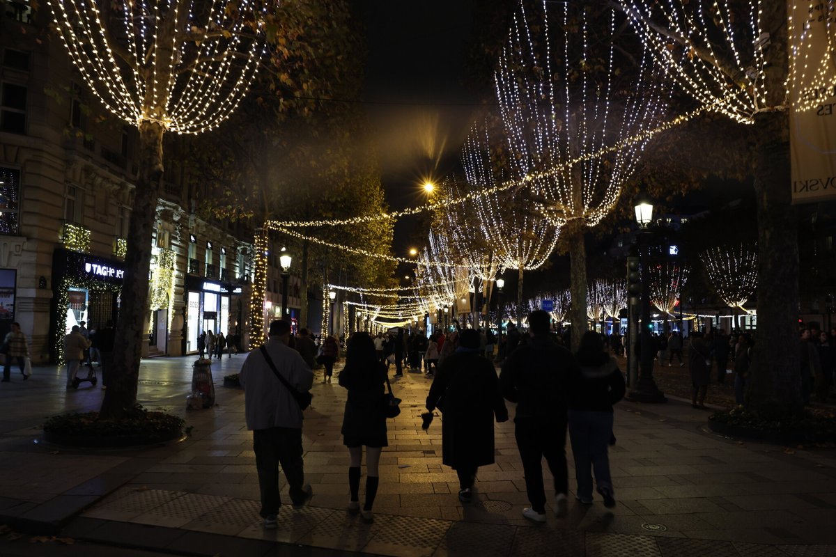 Noël à Paris : découvrez les images des Champs-Élysées illuminés
➡️ l.leparisien.fr/8ooT