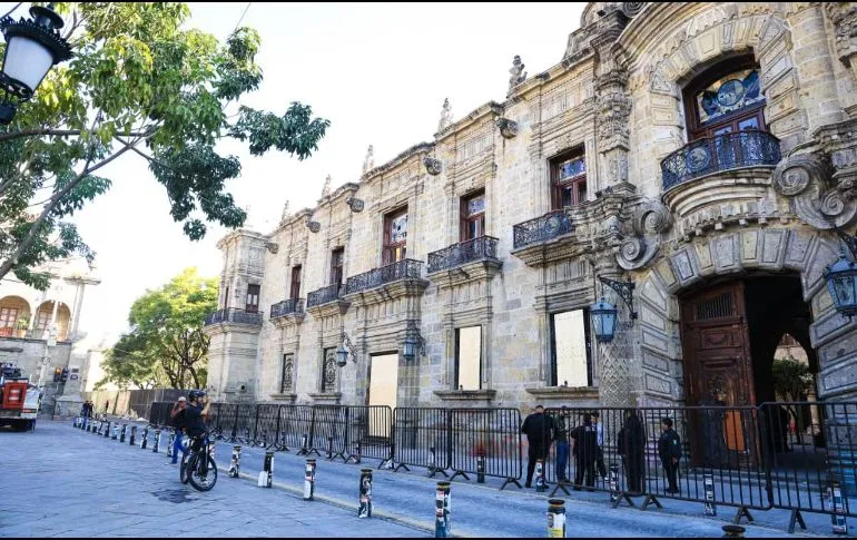 Tras los disturbios de ayer sábado, han vuelto las vallas al Palacio de Gobierno, como ocurrió en las protestas de junio de 2020, para proteger el ingreso luego de que los presuntos manifestantes derribaran las puertas en ambas ocasiones. 

informador.mx/jalisco/vuelve…