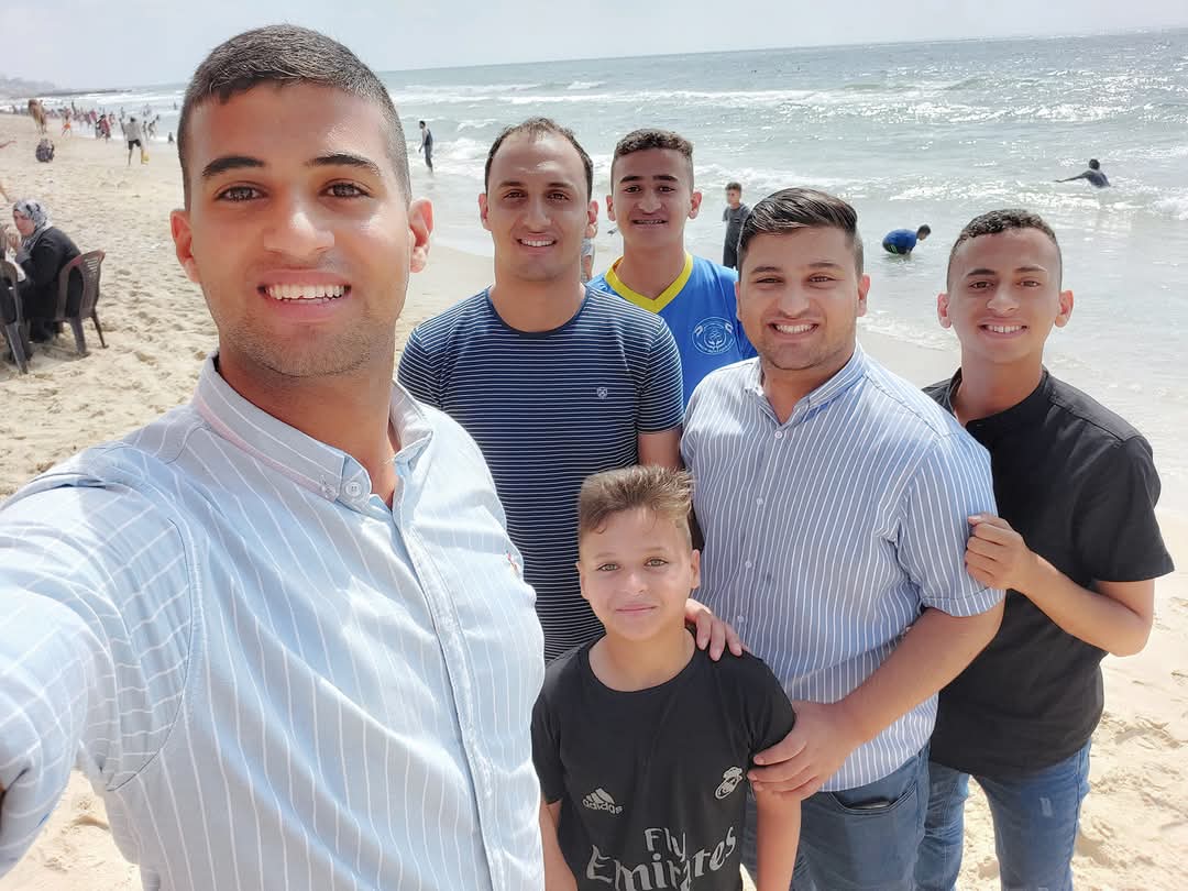 I am very sorry for having to ask so much but we really need the support. It is essential for us to not end up on the streets. Please donate and share. Thank you. 
<a href="/fbhutto/">fatima bhutto 🇵🇸🇱🇧</a> <a href="/Izzbellak/">Kenneth 🇮🇪 🇵🇸</a> <a href="/TiredLevantine/">Issra ‏🇵🇸 إِسّرآء</a> <a href="/ggreenwald/">Glenn Greenwald</a> 

chuffed.org/project/help-w…