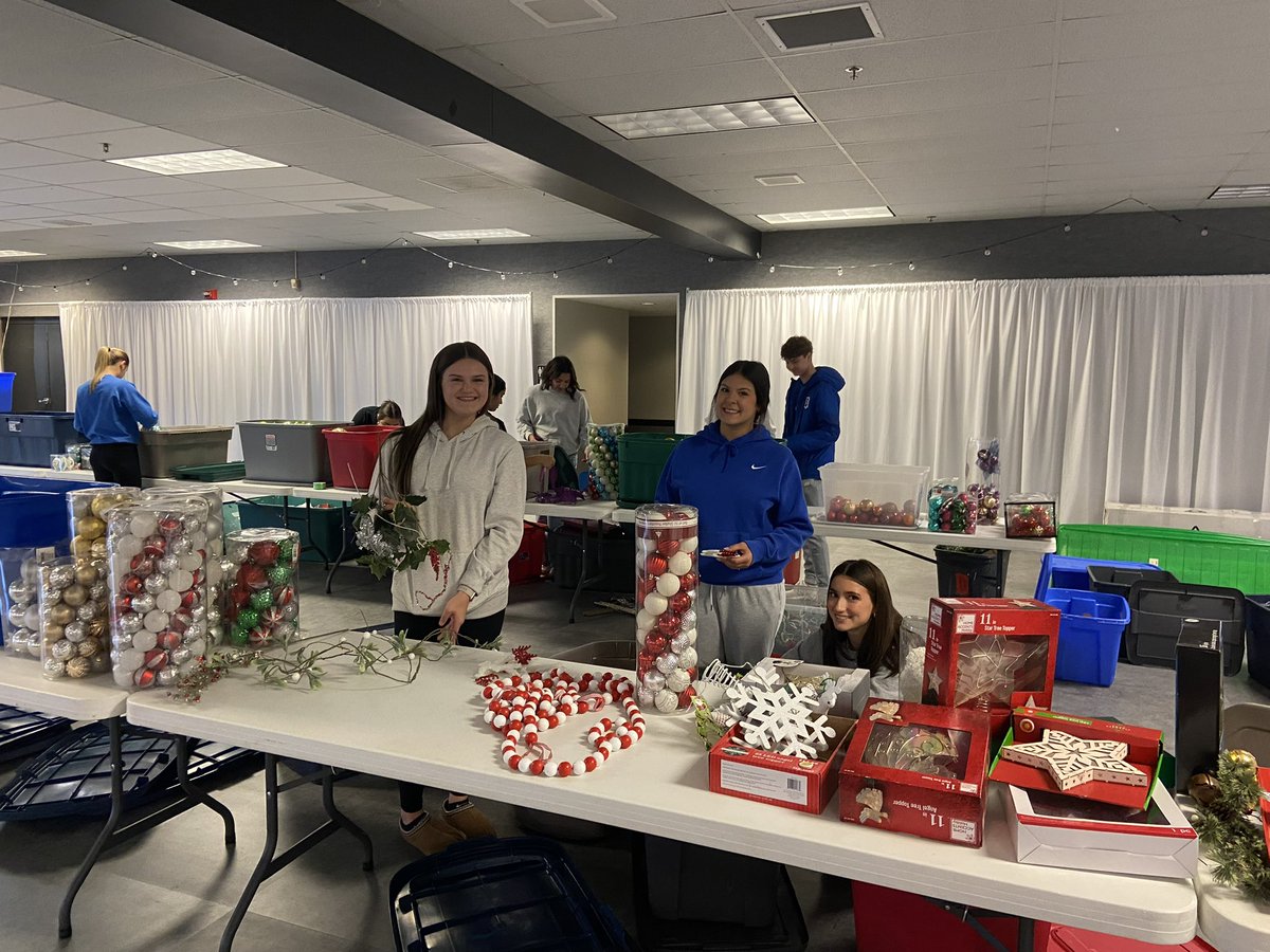 DefiAthletics's tweet image. Huge thank you to these Bulldog Athletes for volunteering their time at the Festival of Trees setup today!!! #defidoesgood #festivaloftrees 🤍 🎄
