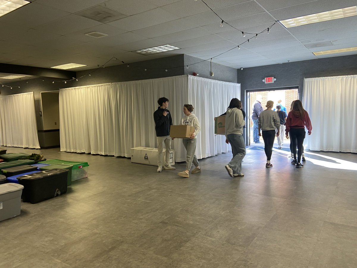 DefiAthletics's tweet image. Huge thank you to these Bulldog Athletes for volunteering their time at the Festival of Trees setup today!!! #defidoesgood #festivaloftrees 🤍 🎄