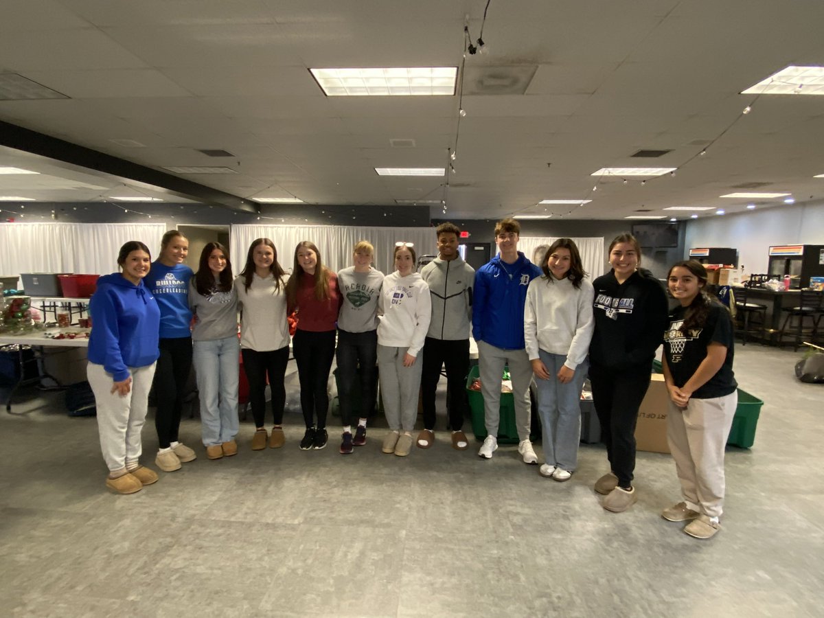 DefiAthletics's tweet image. Huge thank you to these Bulldog Athletes for volunteering their time at the Festival of Trees setup today!!! #defidoesgood #festivaloftrees 🤍 🎄