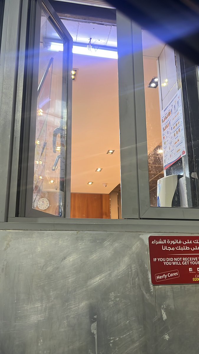 s2_saib's tweet photo. هرفي الزلفي فرع طريق الملك سلمان دائما تأخير بشكل مب طبيعي رغم انه فاضي!!!! @HerfyFSC https://t.co/oYLYeWyTbX