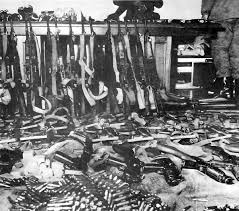 CondorPatriota's tweet image. Y seguro que el &quot;chicho&quot;, el que tanto daño le ocasionó a nuestro país y sus matones, eran blancas palomas. Lamentablemente nuestra bandera sufrió las consecuencias de que este borrachín no se rindiera.