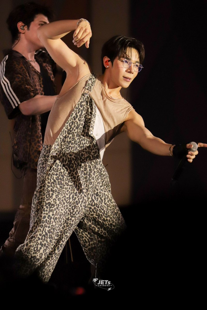 JETsRockets's tweet image. [16.11.2025] Jet at 🌊 𝗕𝗮𝗻𝗴𝘀𝗮𝗲𝗻 𝗙𝗲𝘀𝘁 𝟮𝟬𝟮𝟱

ผู้ชายที่ดื่มเบอร์ดี้และเข้ากังนัมคลีนิค💪🏻

 #BangSaenFest2025xATLAS #JetATLAS #ATLAS_TH