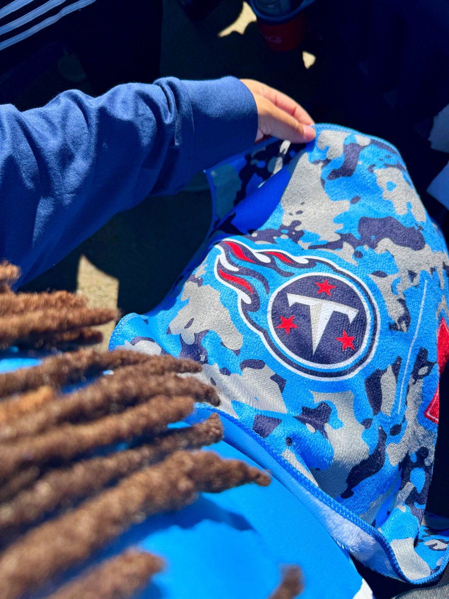 _JillTheThrill_'s tweet image. First time seeing #CamWard in person 🫢🫳🏽 

#TitanUp #Titans 🩵💙 #LuvYaBlue #Oilers 🩵❤️🤍

#KOTD : Samba ADV ‘Preloved Ink’ 😍